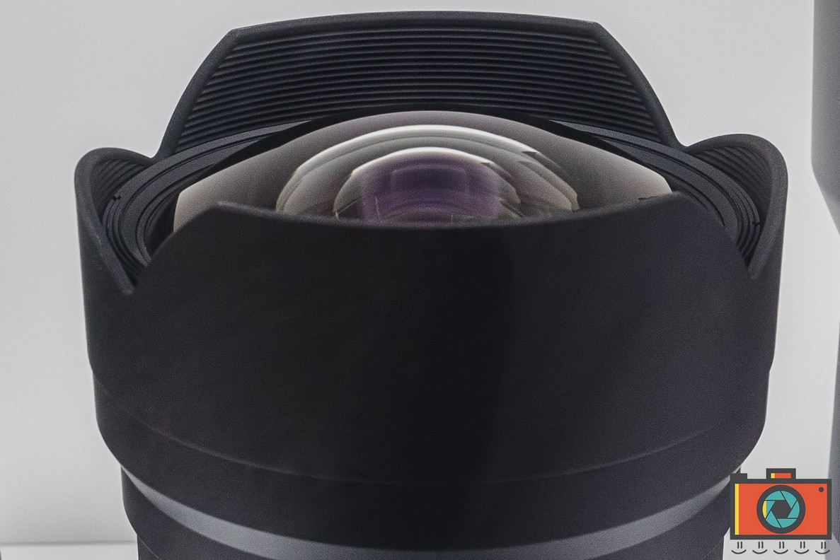 particolare della lente frontale convessa del nuovo Tokina Opera 16-28mm f/2.8 